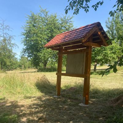 Infotafel Streuobstwiese vor der Einweihung