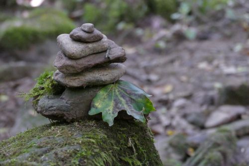 Auf dem Foto ist eine aus Steinen gebaute Pyramide zu sehen.